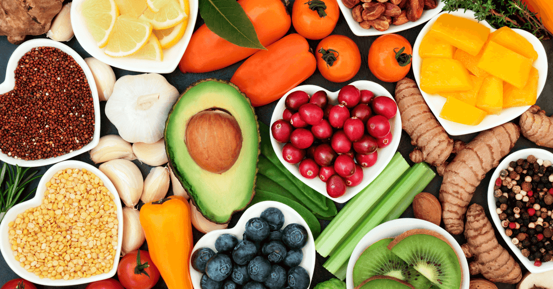 Frutas, verduras e legumes dispostos sobre uma mesa
